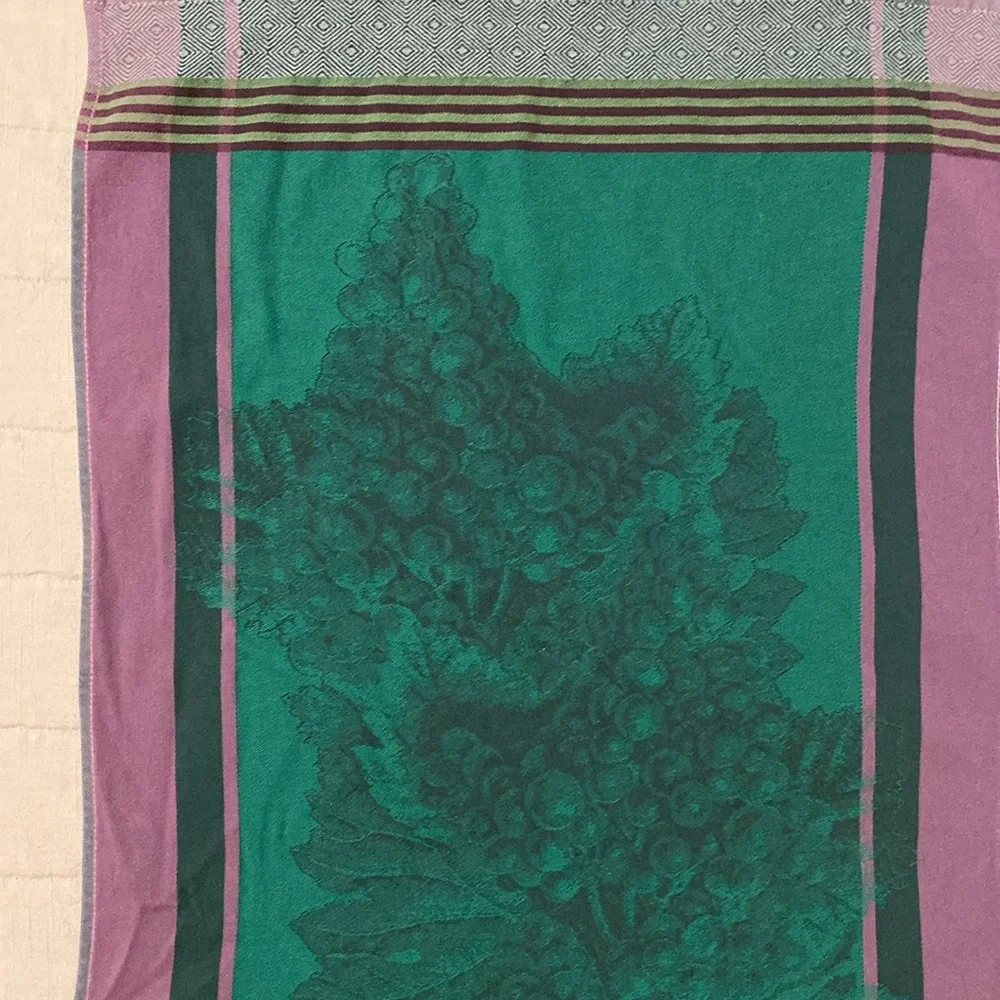 Williams Sonoma kitchen towel “Grapes”